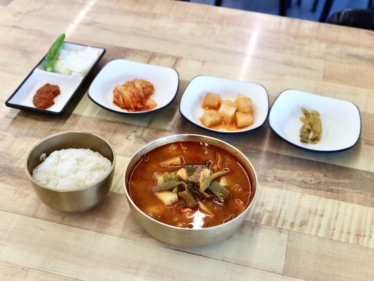 놋그릇에 담은 소고기국밥 한 상 — 놋그릇 쌀밥과 반찬 네 접시