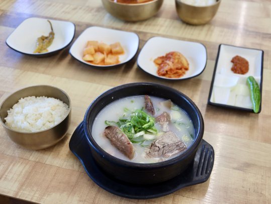 검은 뚝배기에 담은 소머리곰탕 한 상 — 놋그릇 밥과 반찬